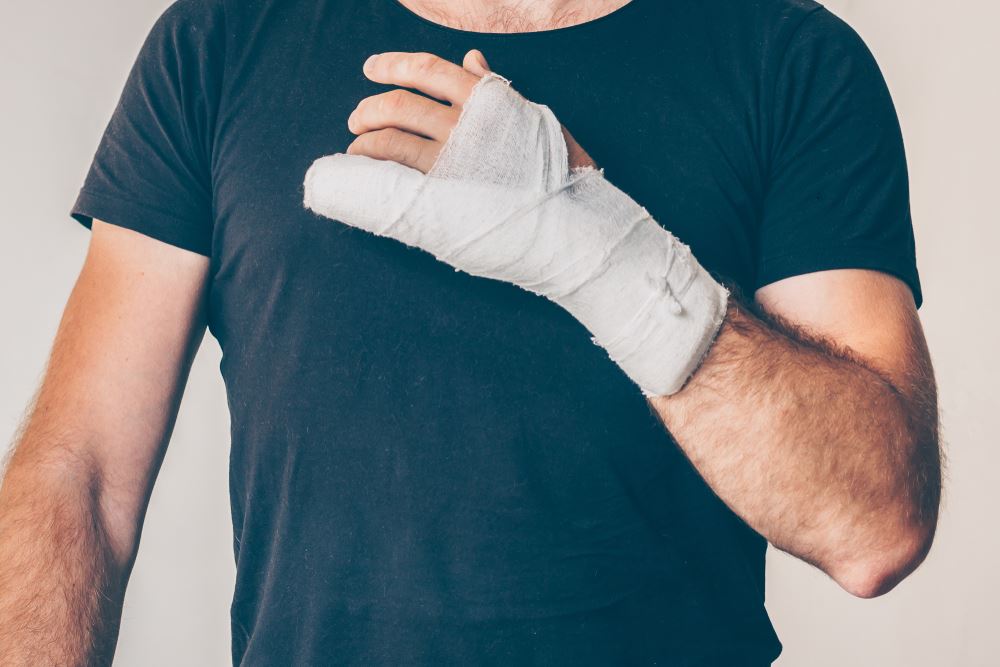 injury-broken-hand-injured-man-cast-finger-shoot-man injury-broken-hand-injured-man-cast-finger-shoot-man