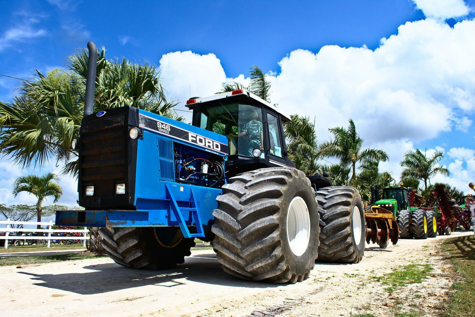 tractor-gc83044f81_1920